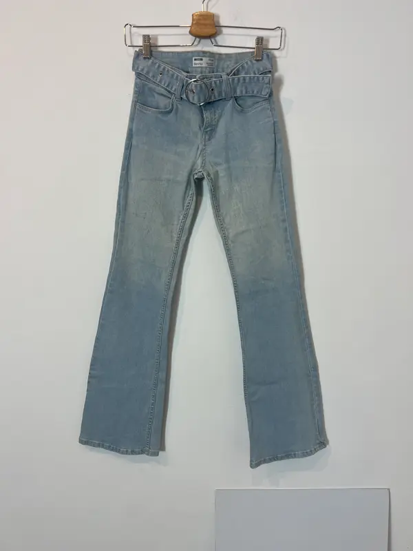 BERSHKA. Pantalón denim campana T.34
