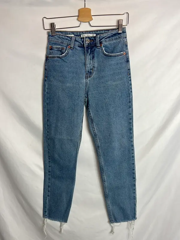 BERSHKA. Pantalón denim deshilachado T.34