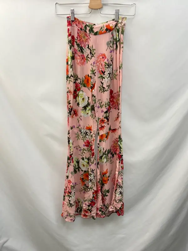BERSHKA. Pantalón flores T.32