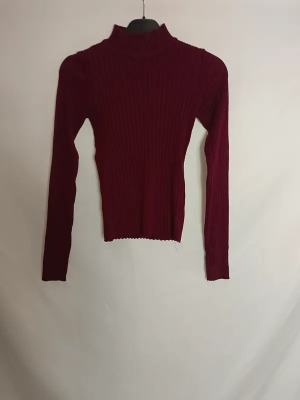BERSHKA. Top canalé burdeos. T S