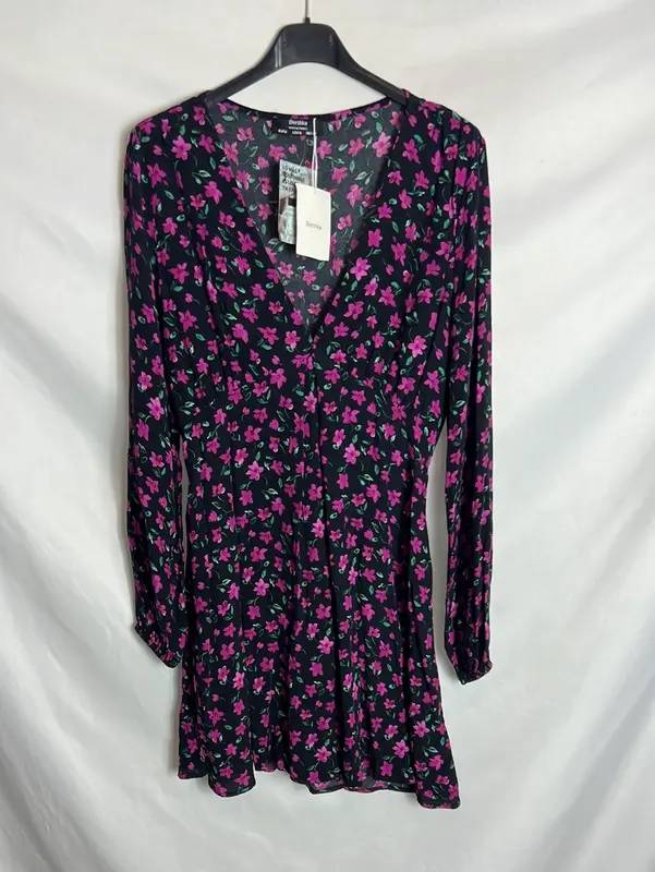 BERSHKA. Vestido corto negro flores moradas T.S