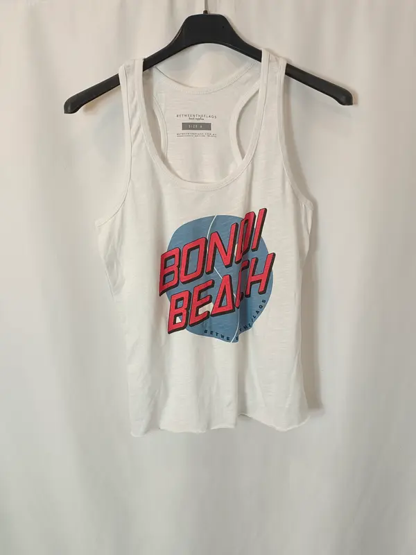 BETWEENTHEFLAGS. Camiseta blanca letras T.xs