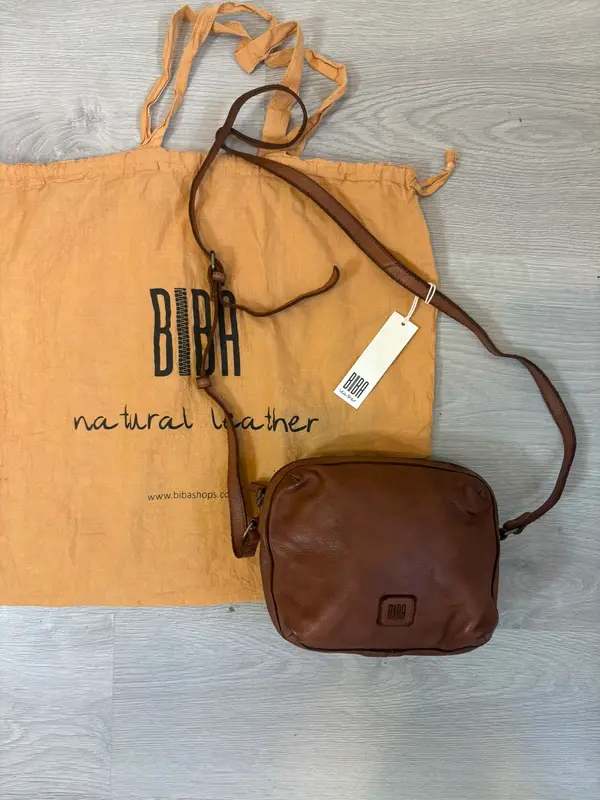 BIBA. Bolso piel marrón asa larga