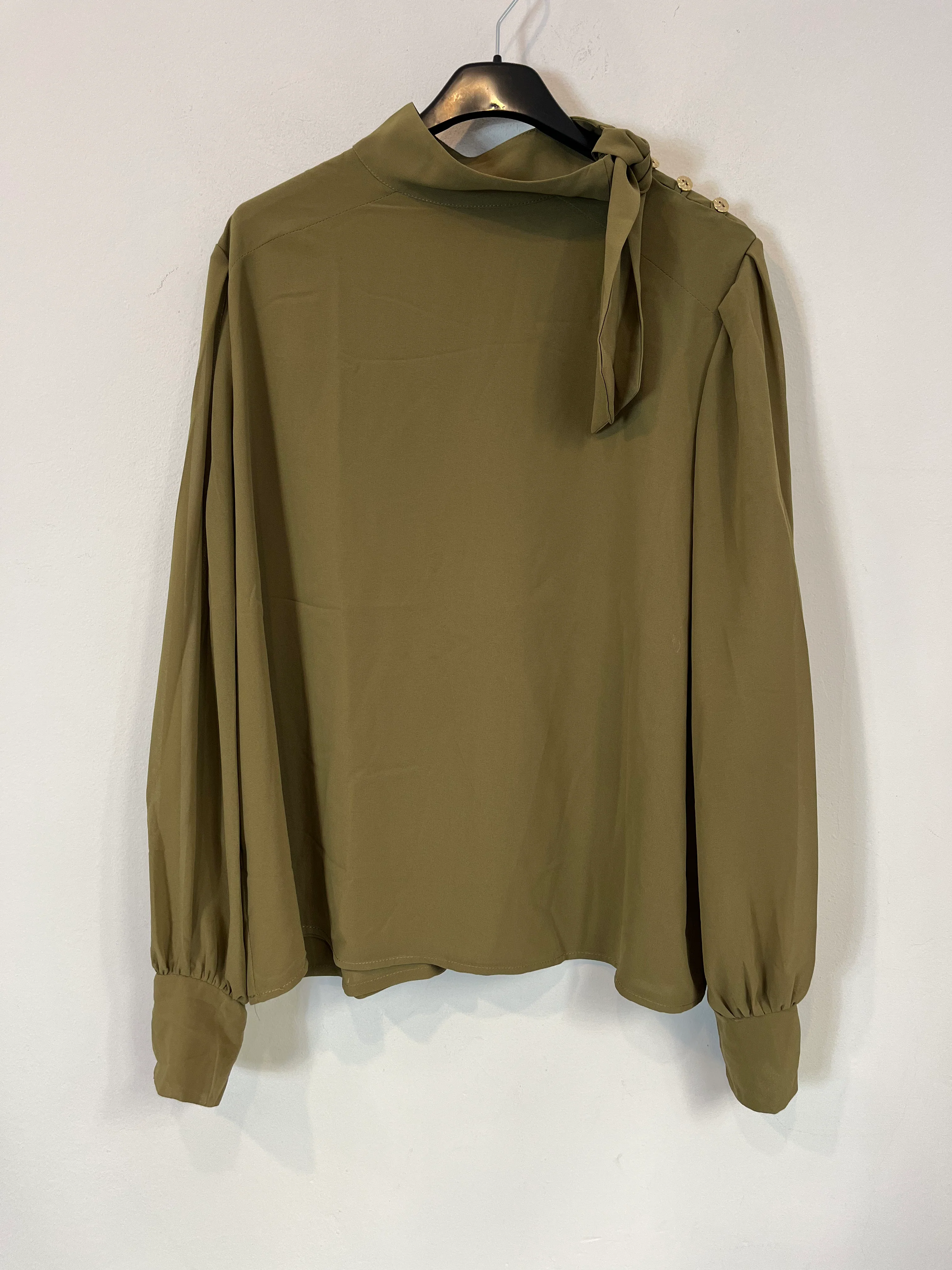 BIMANI. Blusa verde fluida lazada cuello botones dorados. T XL