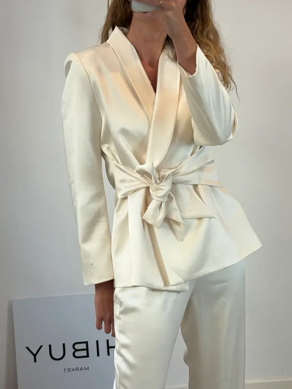 BIMANI. Traje de chaqueta marfil satinado