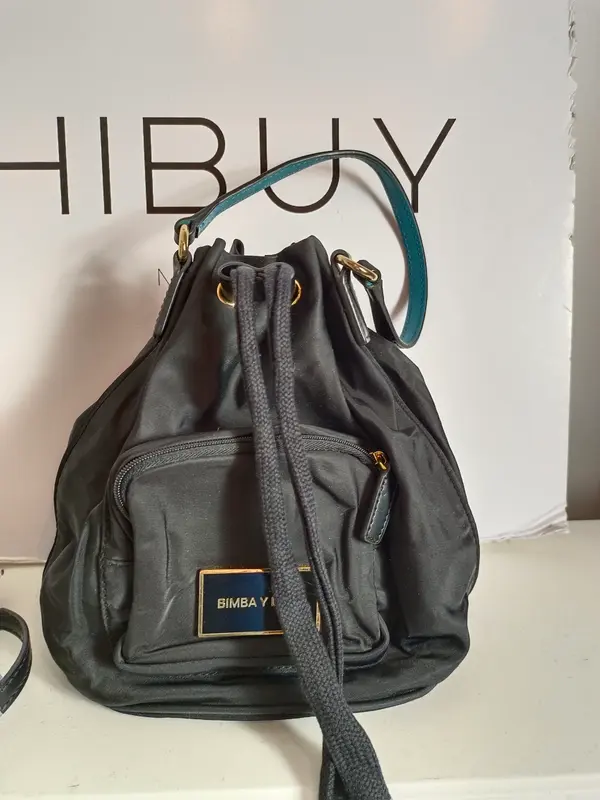 BIMBA Y LOLA. Bolso negro lona