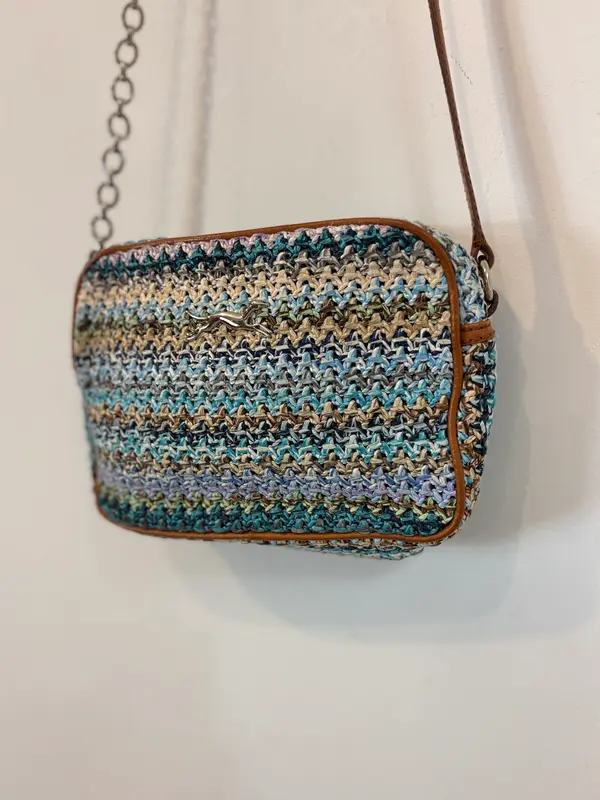 BIMBA Y LOLA. Bolso trenzado tonos azules