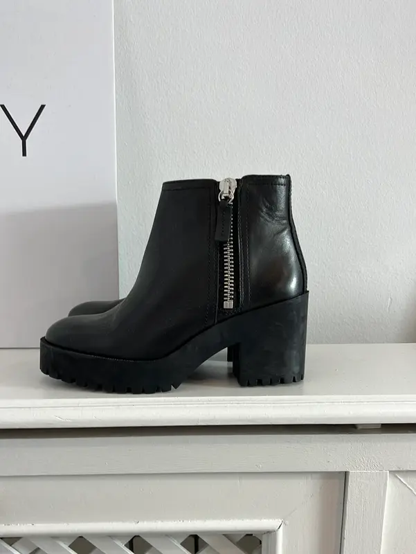 BIMBA Y LOLA. Botines negros cremallera lateral. T 35