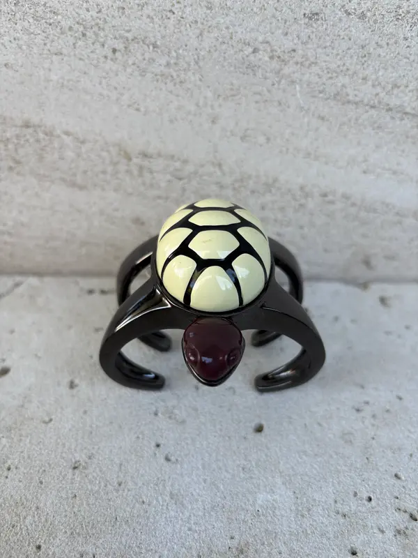 BIMBA Y LOLA. Brazalete rígido tortuga