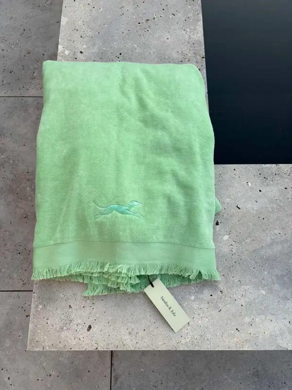 BIMBA Y LOLA. Toalla de playa verde lima logo