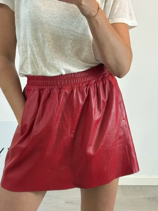 BLUGIRL BLUMARINE. falda roja piel bolsillos