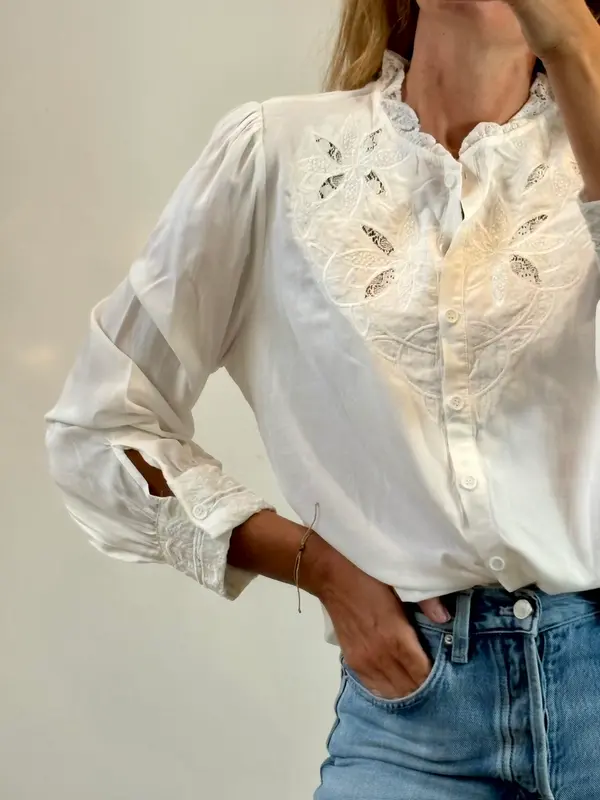 Blusa blanca bordados