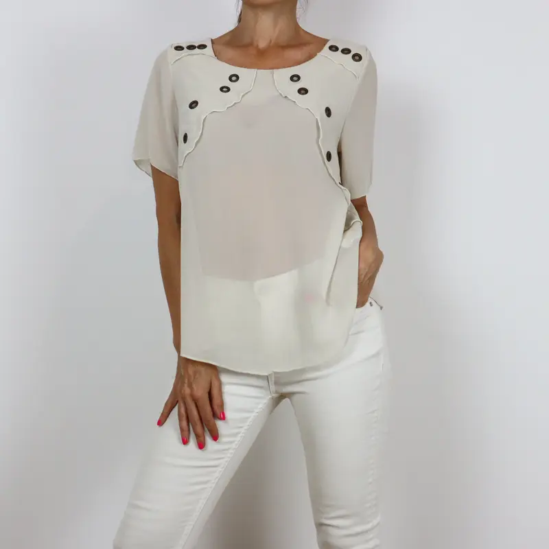 Blusa color beige con tachuelas