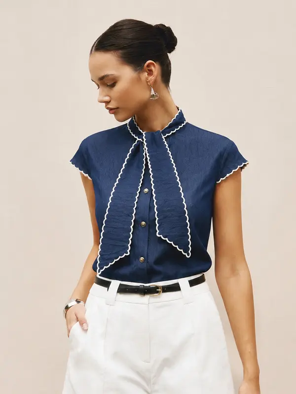 Blusa de manga corta con cuello anudado y borde ondulado