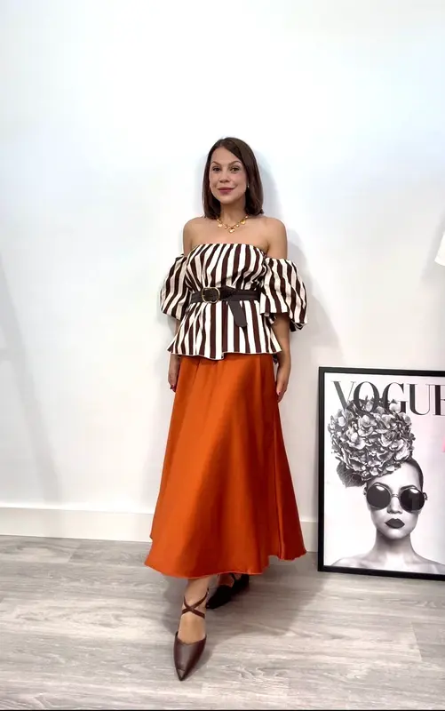 Blusa de rayas marrón