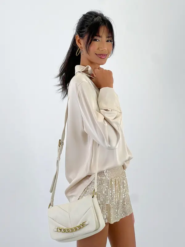 Bolso acolchado con cadena frontal