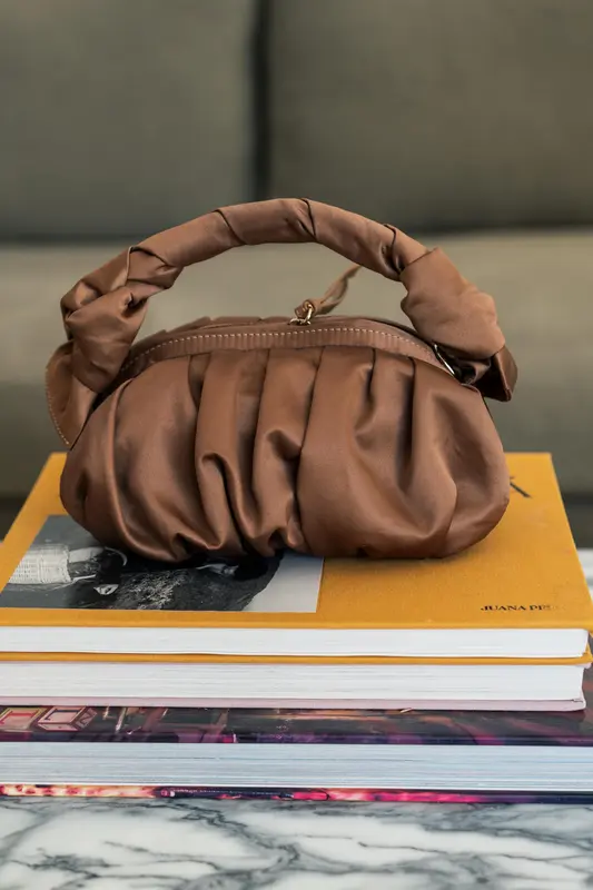 BOLSO MOI&SASS SATEN CAMEL