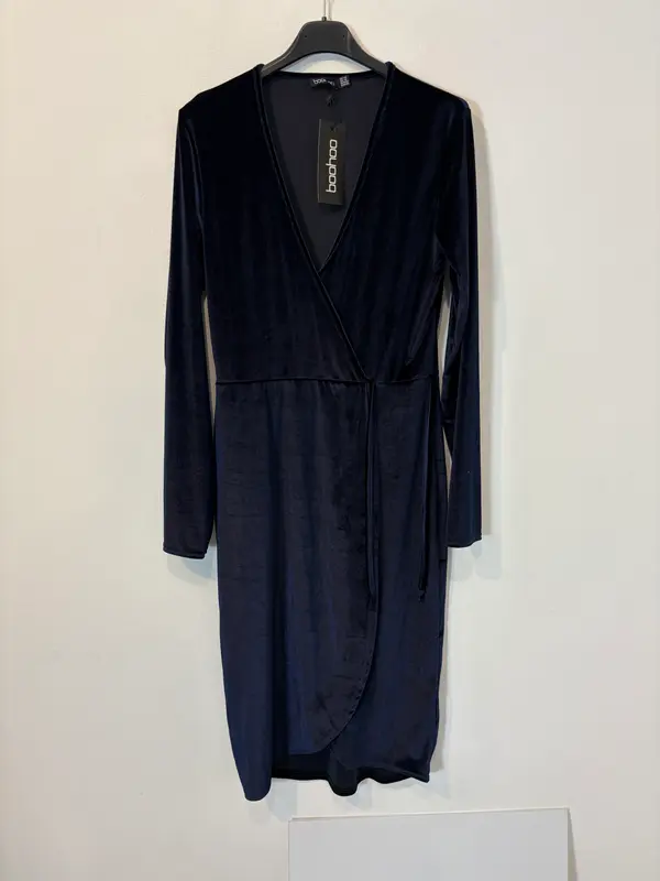 BOOHOO. Vestido midi terciopelo