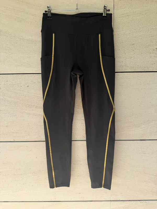 BORN LIVING YOGA.  Legging negro linea dorada. T M