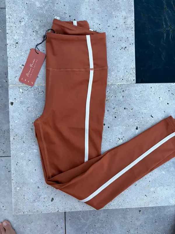 BORN LIVING YOGA. Malla deportiva edición limitada MARIA POMBO