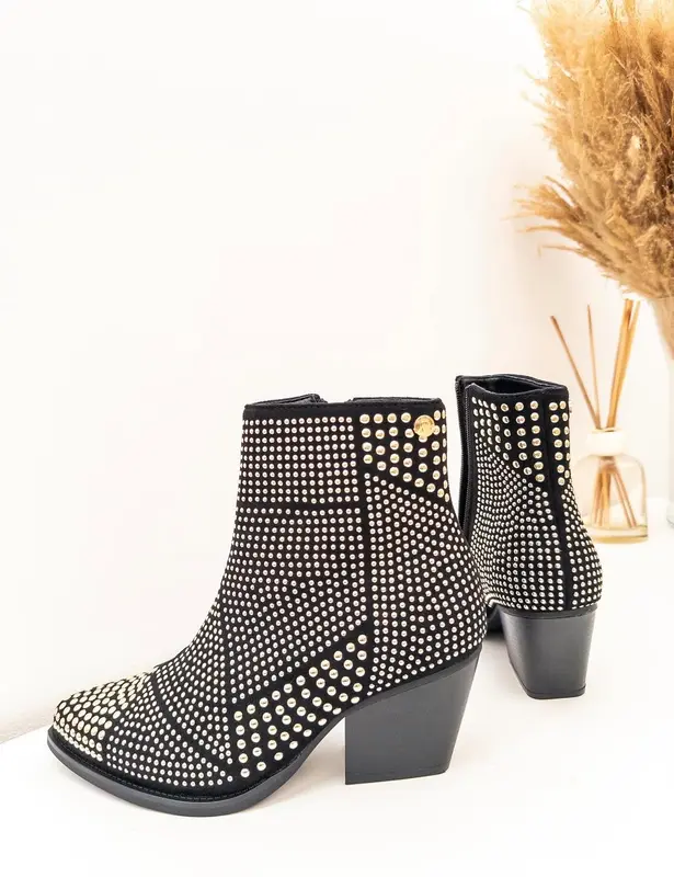 Bota negra tachos