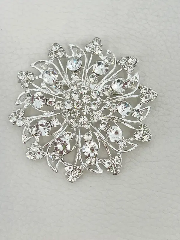 Broche floral con pedrería