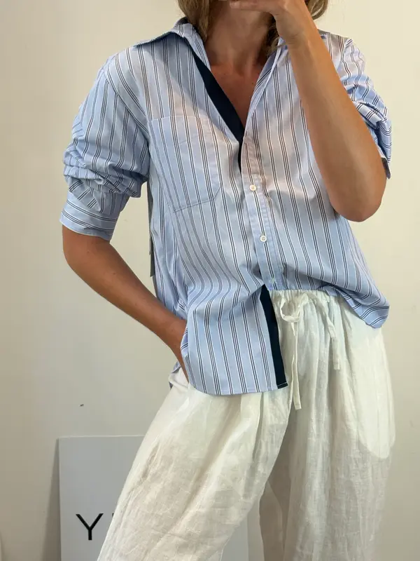 BROCHU WALKER. Camisa de rayas con detalle mangas