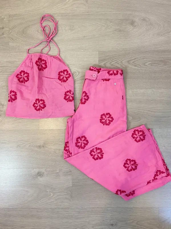BROWNIE. Conjunto fucsia bordados