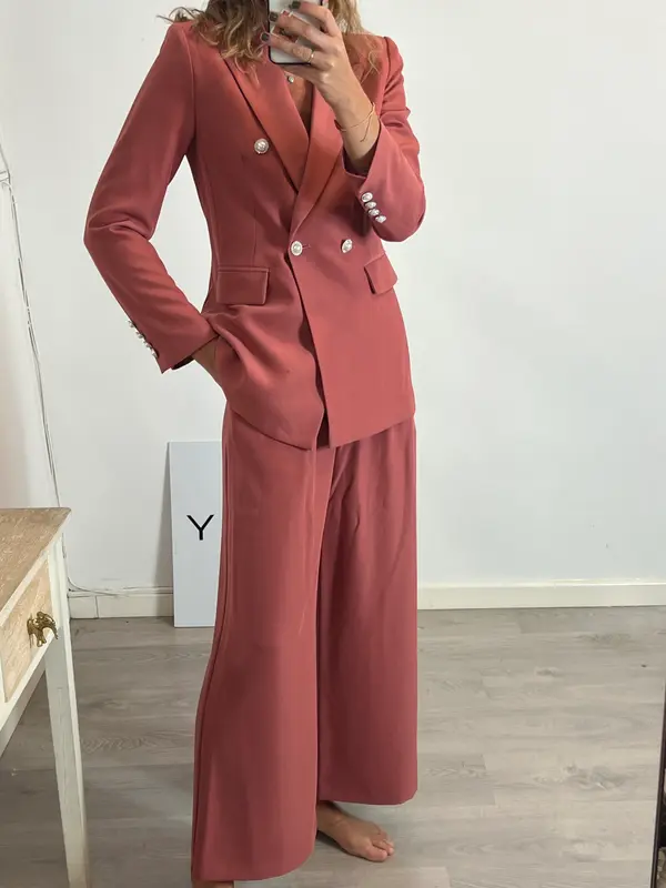 BRUNA. Total look rosa oscuro detalles. T S