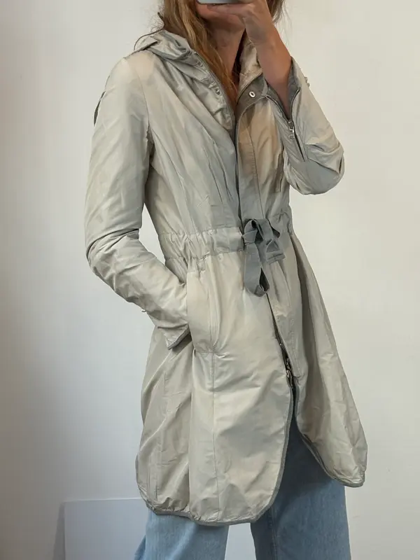 BRUNELLO CUCINELLI. Gabardina beige capucha .