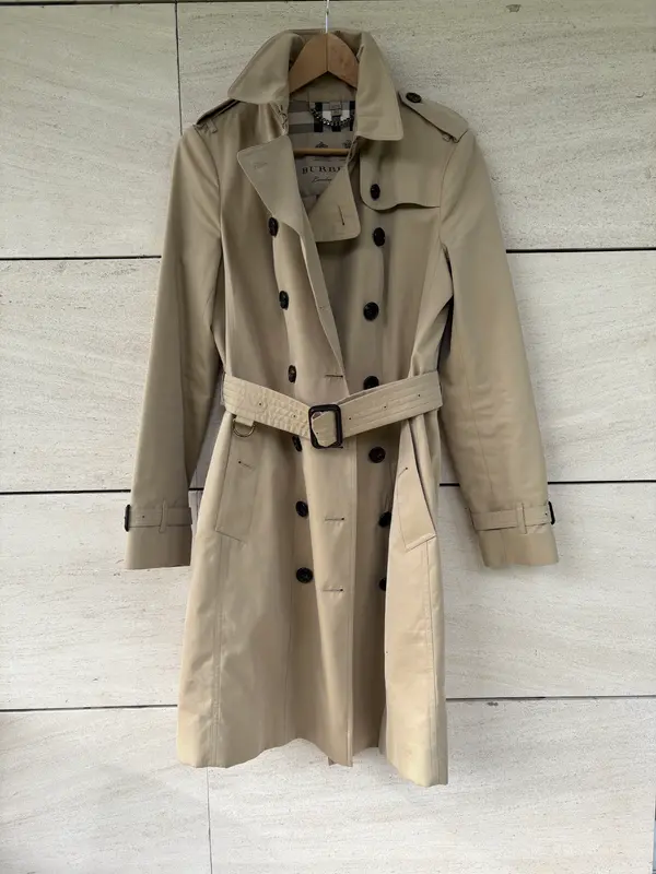 BURBERRYS. Gabardina beige doble botonadura
