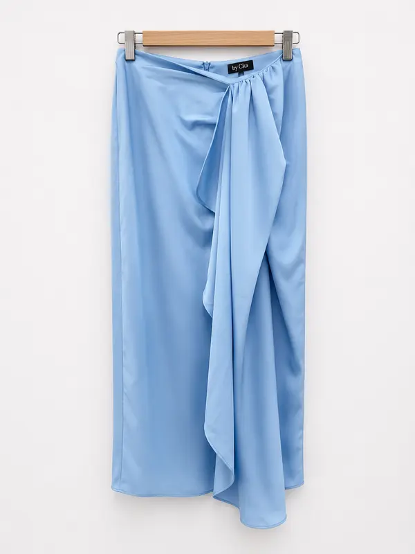 BY CLÉA. Falda midi azul volante (36,38,40)
