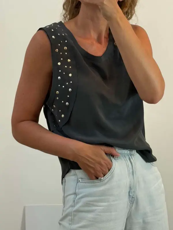 BY ZOÉ. Top seda gris detalle tachuelas