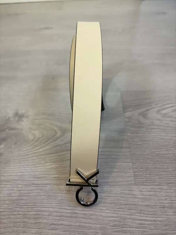 CALVIN KLEIN. Cinturón beige hebilla logo