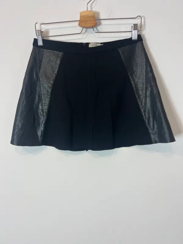 CALVIN KLEIN. Falda doble textura . T 36(M)