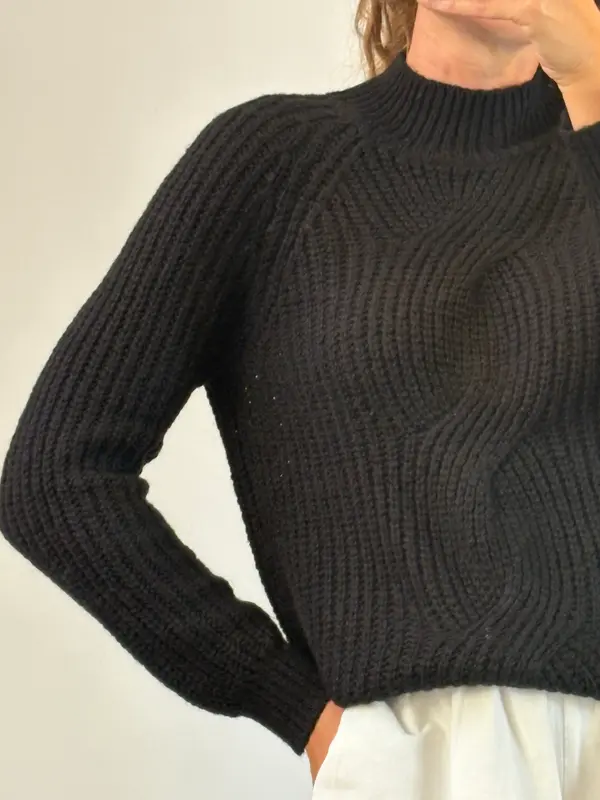 CALVIN KLEIN. Jersey negro cuello perkins.T M