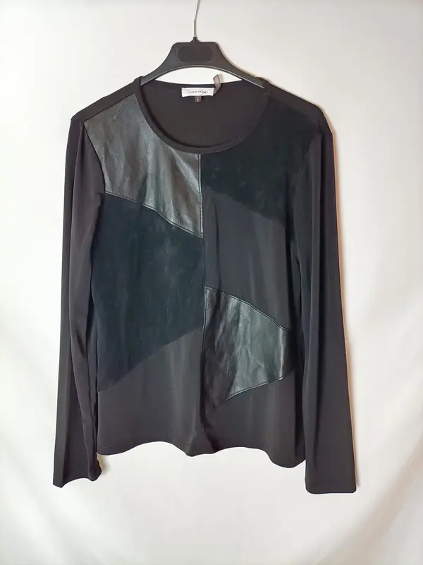 CALVIN KLEIN. Top doble textura negro. T S