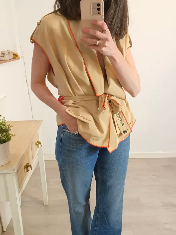 CAMALEONICA. Chaleco beige detalles T.xs