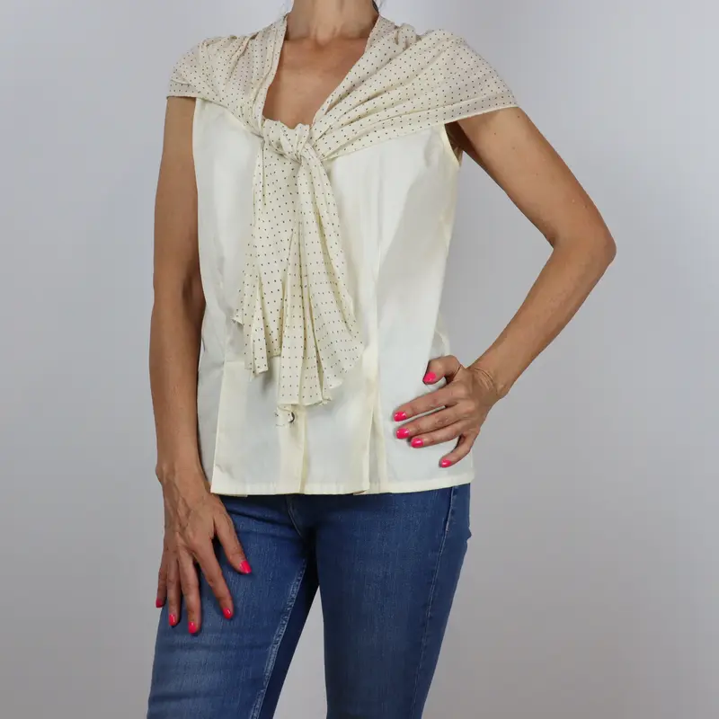 Camisa beige sin mangas detalle cuello lunares