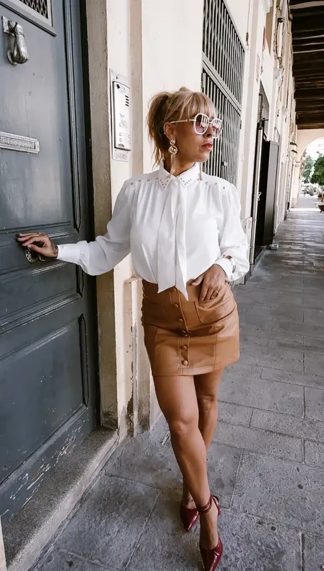 Camisa blanca con lazo y tachuelas