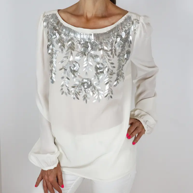 Camisa color crema con bordados plata