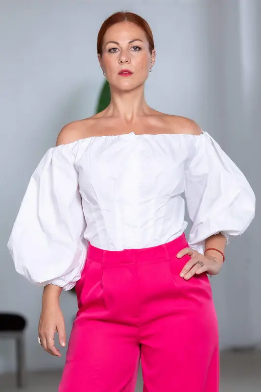Camisa cuello barco blanca, mangas romantique