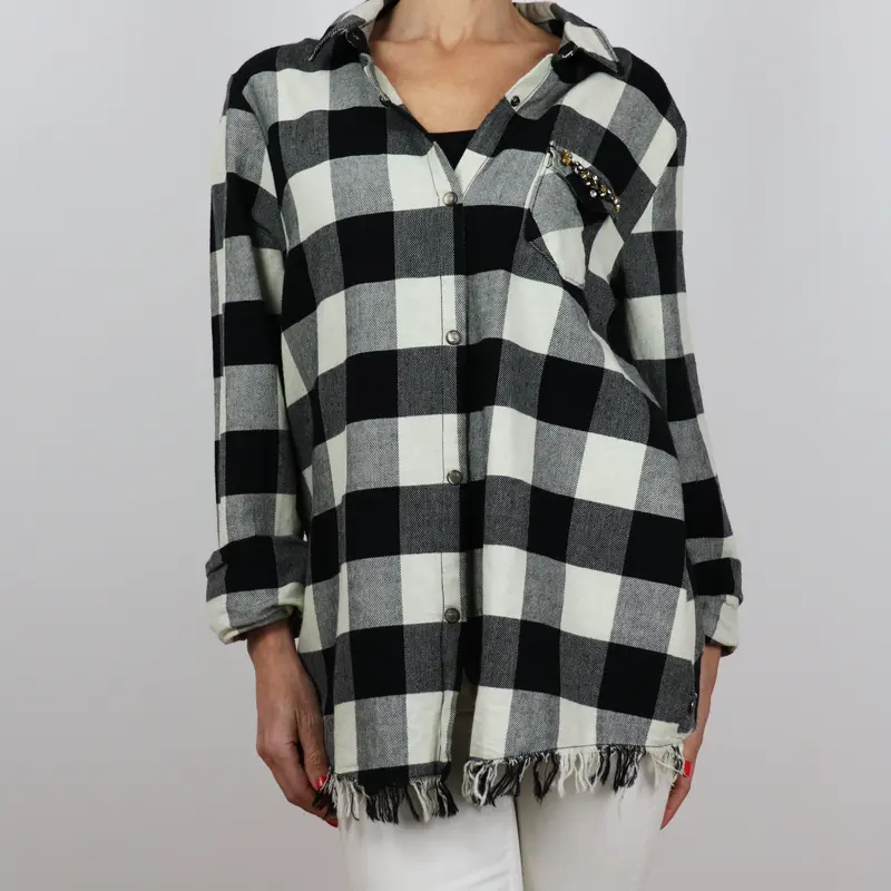 Camisa de cuadros blanca y negra detalle flecos