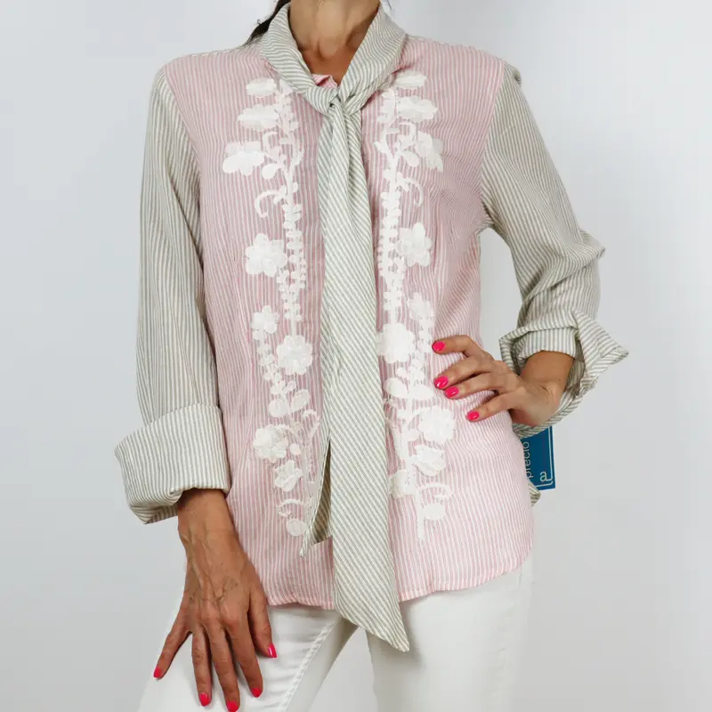 Camisa de rayas con bordado