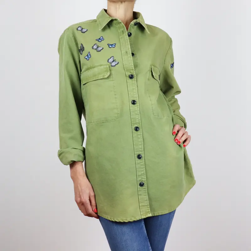 Camisa estilo militar con mariposas