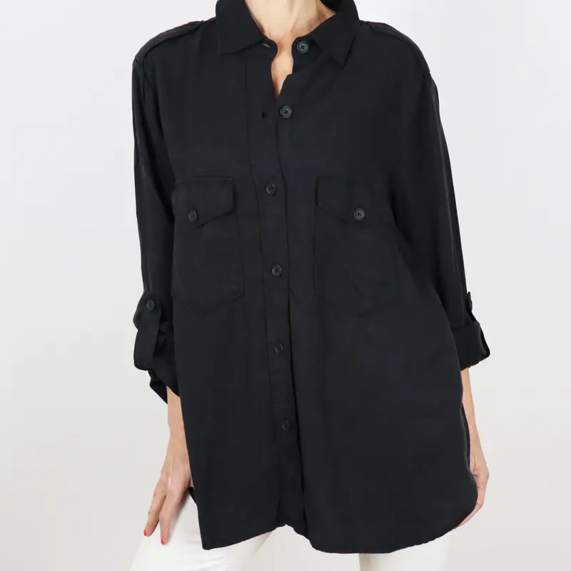 Camisa negra corte militar