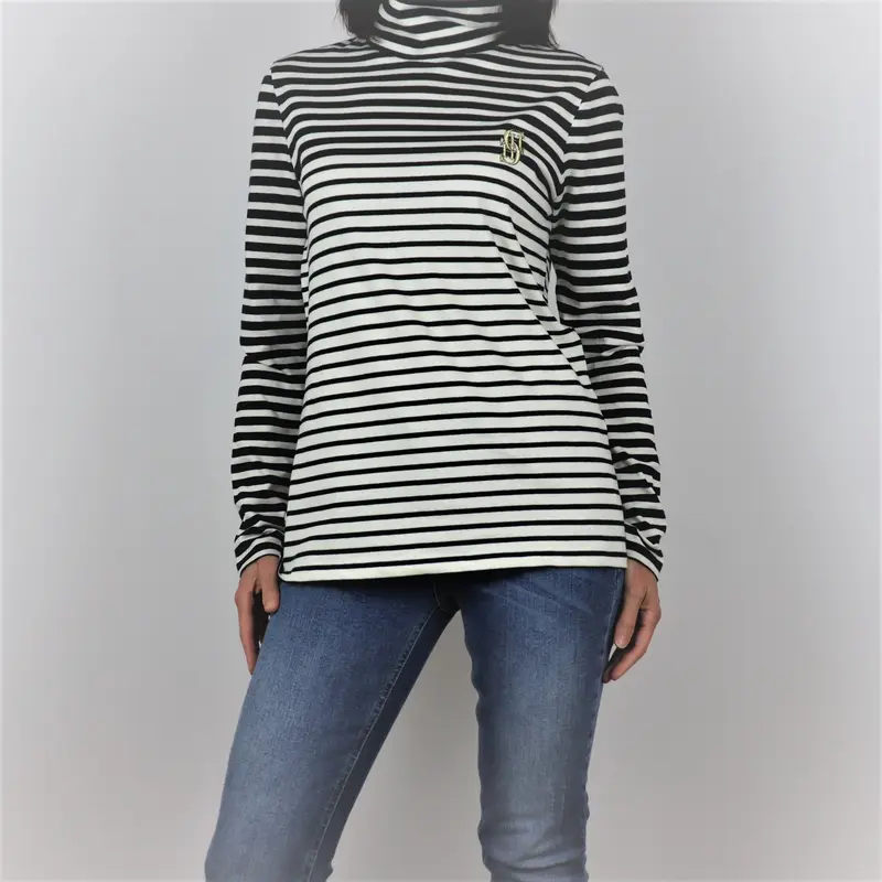 Camiseta de manga larga de rayas cuello alto