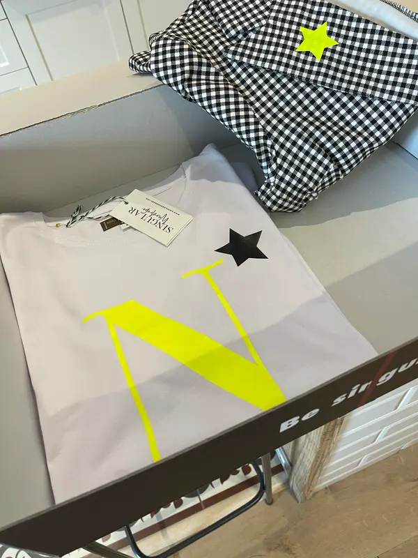 Camiseta "Flúor letter"