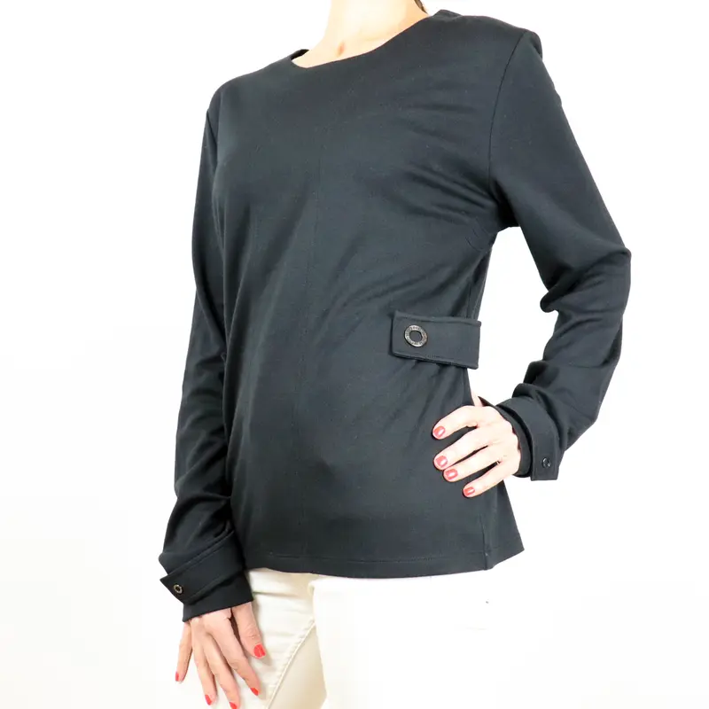 Camiseta negra con detalle en puños y cintura