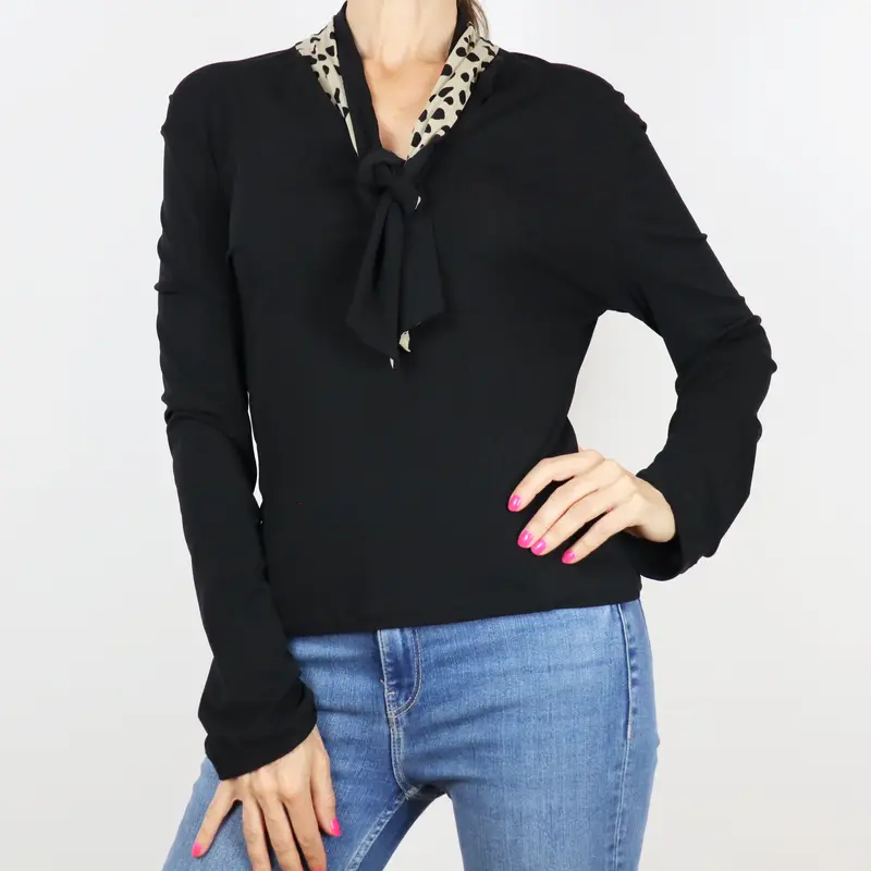 Camiseta negra con pañuelo de lunares